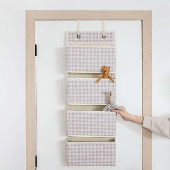 3 Sprouts Over the Door Organizer -Hanging Baby Organizers & Storage with 4 Large Pockets & 2 Hooks for Baby Clothes, Toy, Stuffed Animal -Newborn Essential for Nursery & Toddler Rooms - Gingham Beige