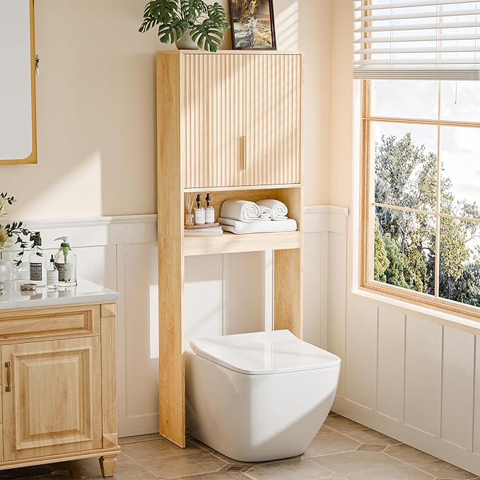 VINGLI Over The Toilet Storage Cabinet with Fluted Doors, Mid Century Modern Bathroom Organizer Over Toilet, Freestanding Wooden Space Saver Stand with Adjustable Shelves, Natural Oak